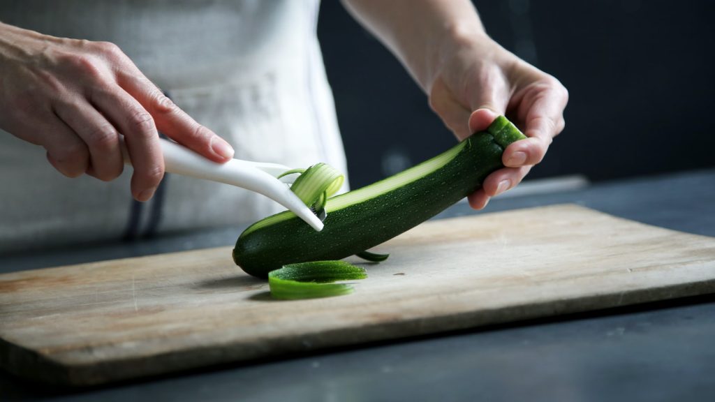 éplucher les légumes