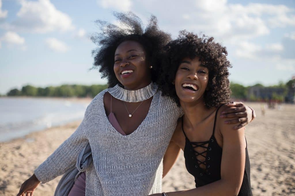 deux filles avec des cheveux courts