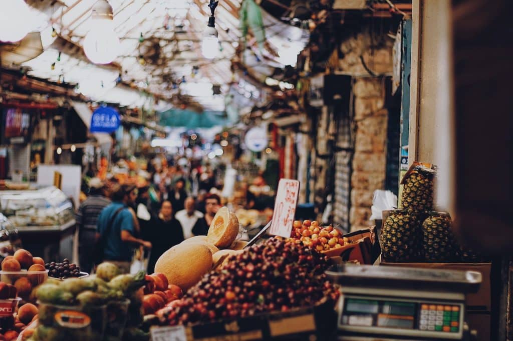 marché d'Israël où l'hébreu est la langue la plus utilisée