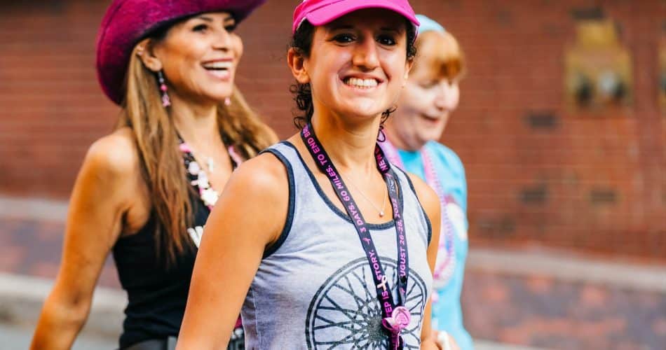 des femmes contentes de marcher