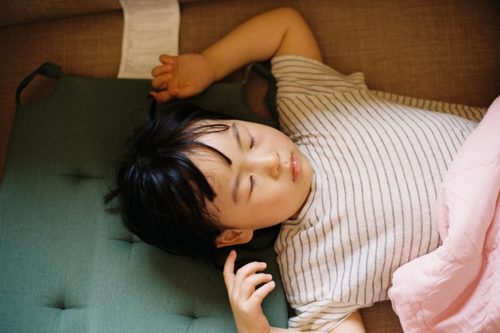 un enfant qui dort profondément
