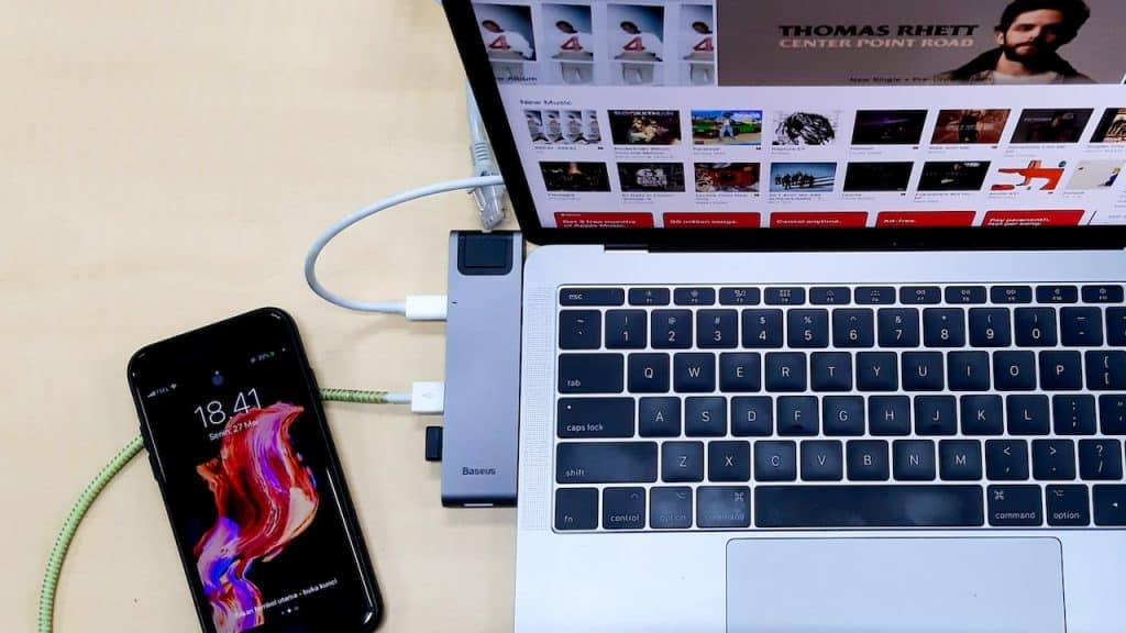 smartphone et PC branchés avec un cable USB